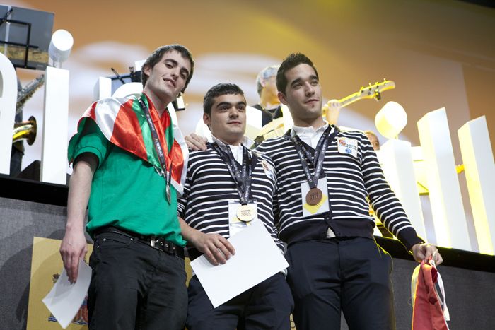 Sergio y Javier recogen sus medallas sergio_javier_spainskills_2011